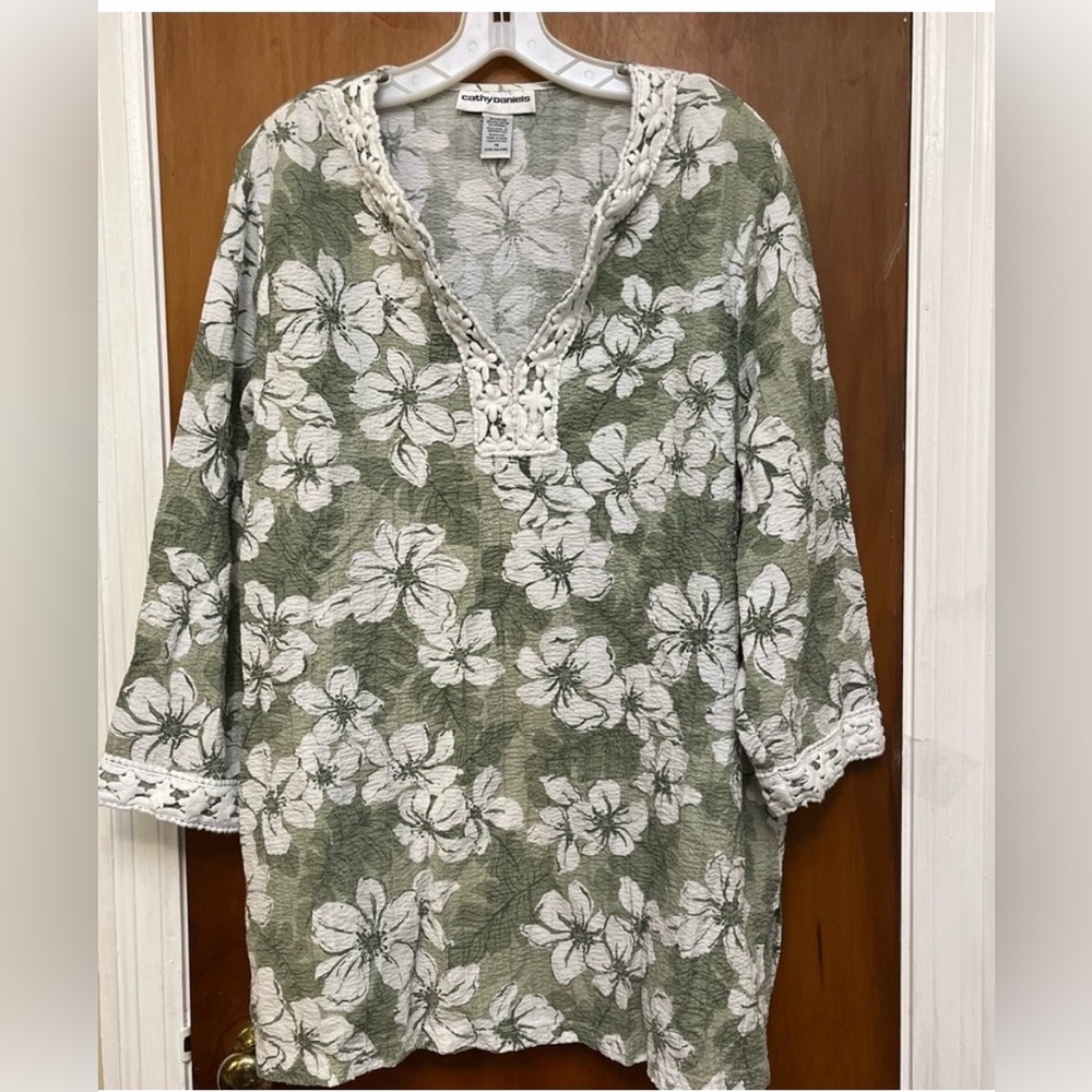 Cathy Daniels Olive Green and White Floral Tunic Top Size 1X plus size. FC